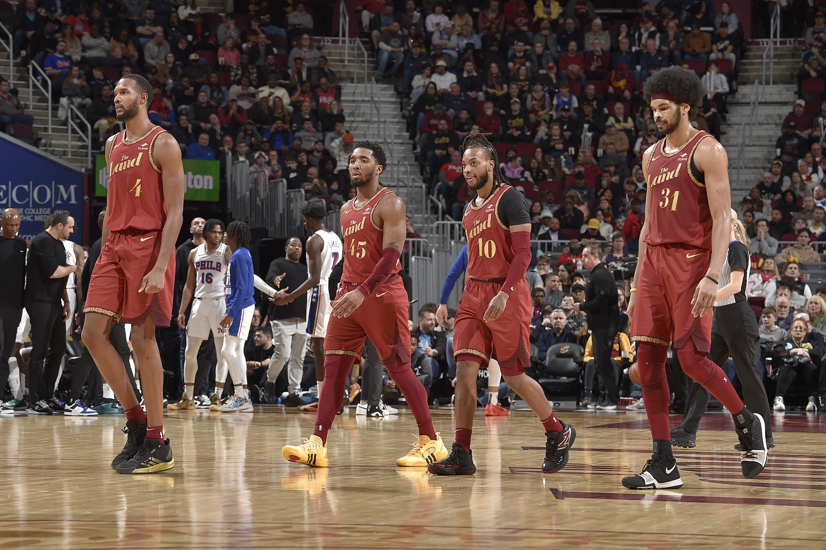 开云体育平台-ESPN东部战绩预测:骑士卫冕东一 雄鹿绿军76人附加赛边缘