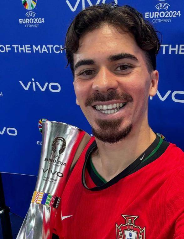 开云体育入口-维蒂尼亚MVP 26号孔塞桑成第26人 马丁内斯挨批