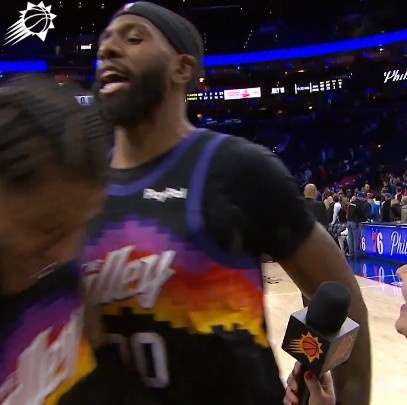 开云网址-别又给撞伤了~杰伦·格林采访 罗伊斯·奥尼尔过来庆祝把前者撞飞